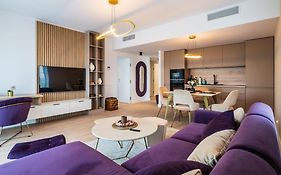 Best Residence - High-End Suites - By Solinis Homes
